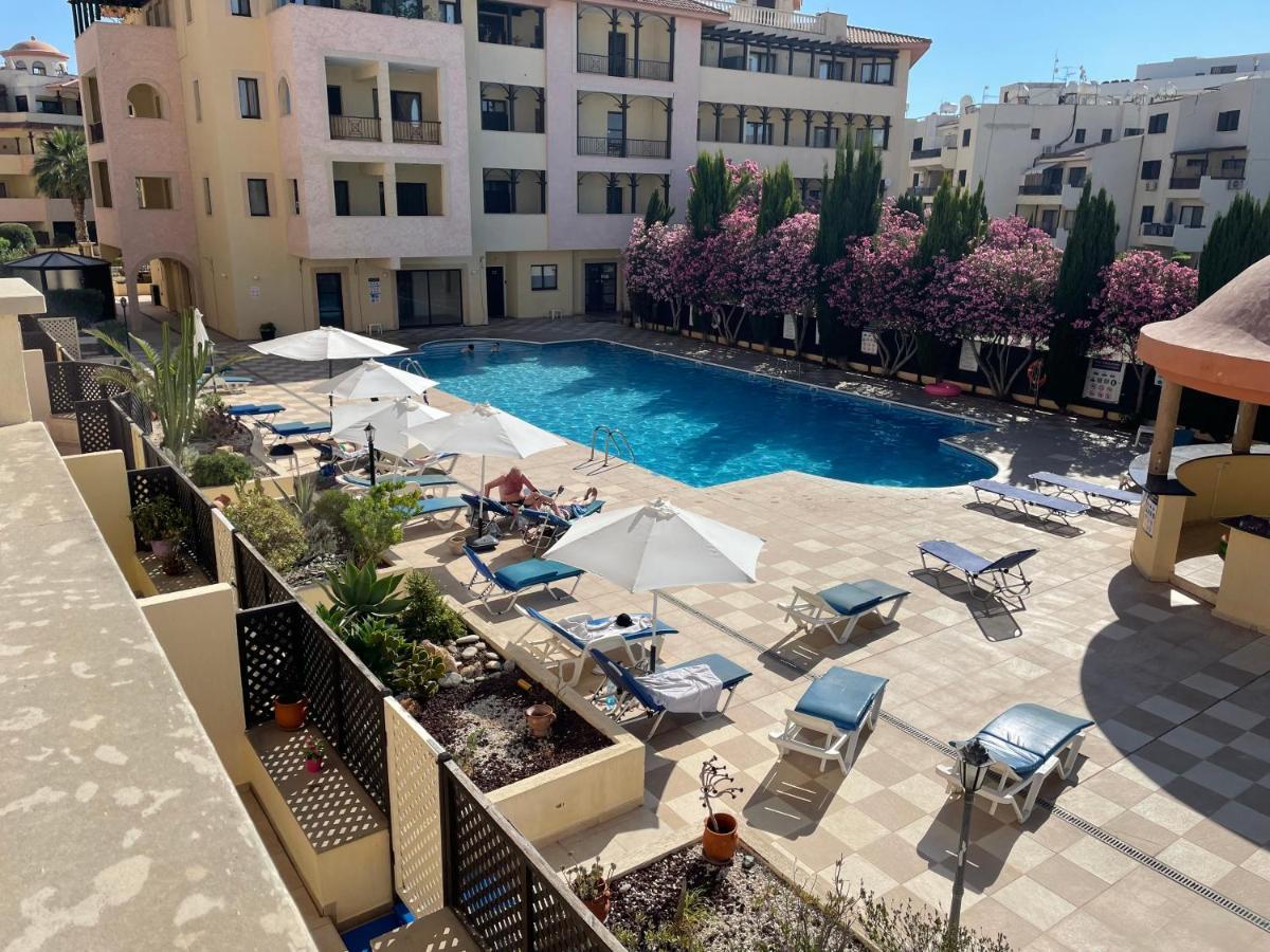 Pool Side 2 Bedroom Queens Gardens Complex Paphos ภายนอก รูปภาพ