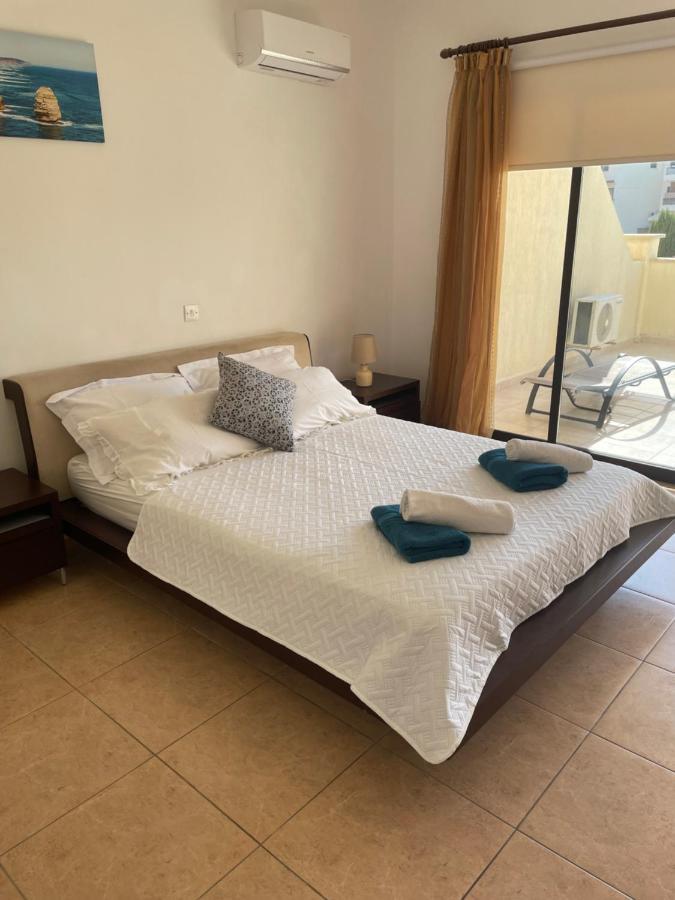 Pool Side 2 Bedroom Queens Gardens Complex Paphos ภายนอก รูปภาพ