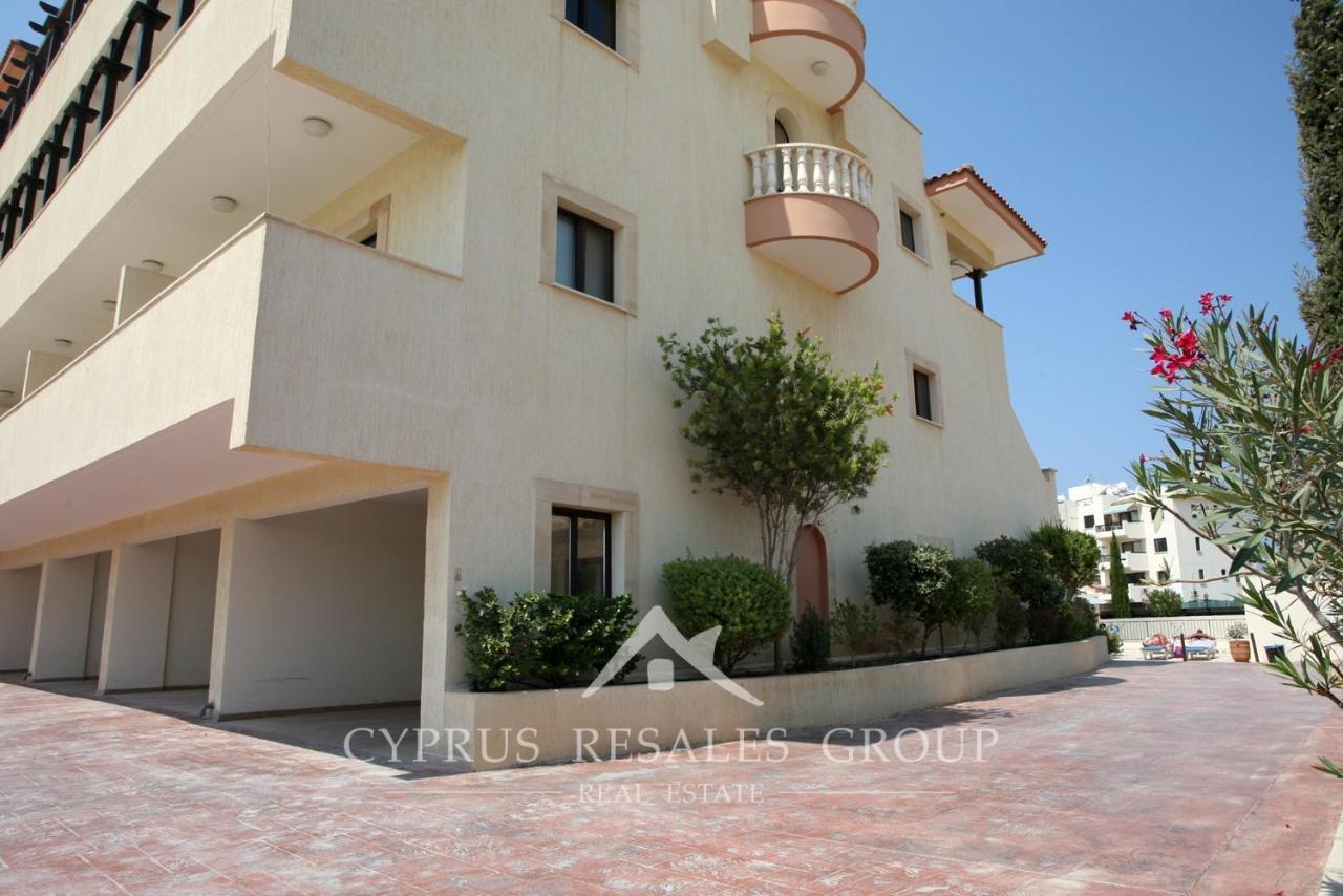 Pool Side 2 Bedroom Queens Gardens Complex Paphos ภายนอก รูปภาพ