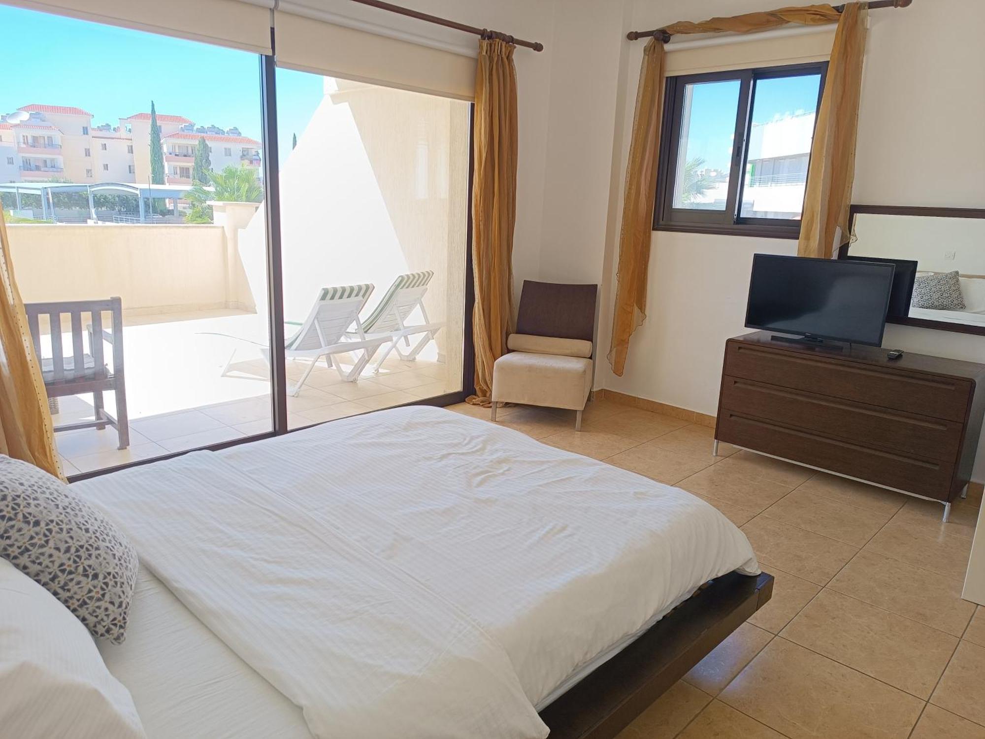 Pool Side 2 Bedroom Queens Gardens Complex Paphos ภายนอก รูปภาพ