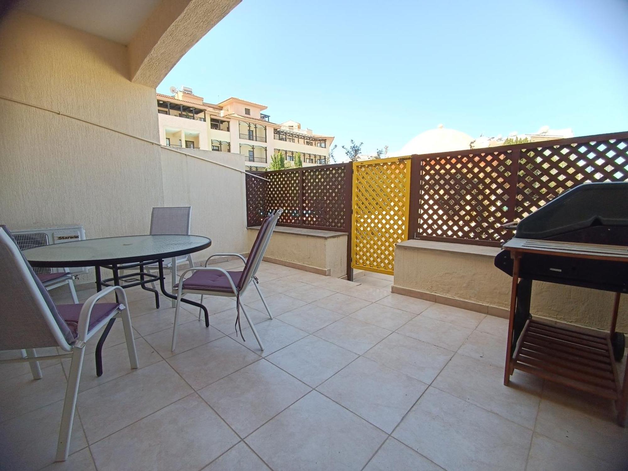 Pool Side 2 Bedroom Queens Gardens Complex Paphos ภายนอก รูปภาพ