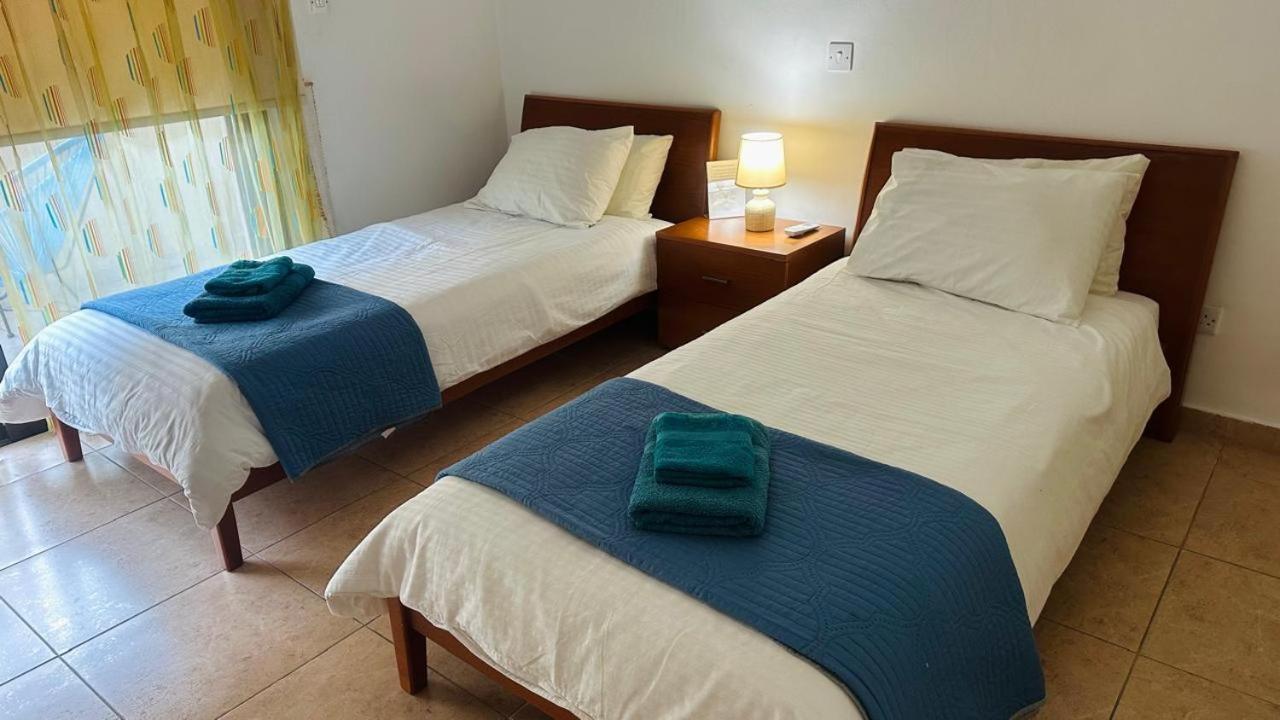 Pool Side 2 Bedroom Queens Gardens Complex Paphos ภายนอก รูปภาพ